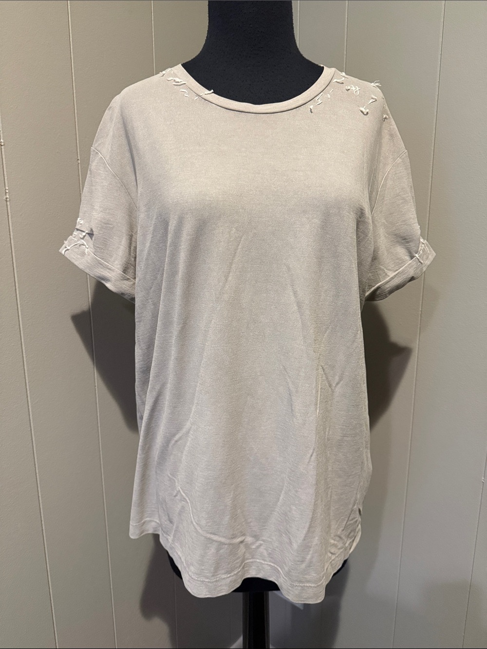 Aviū Women's 46 Short Sleeve Rolled-Sleeve Tee in Light Gray Thread Details